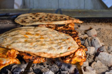 Barbeküde pişmiş et. Metal şişte pişen ızgara kebap. Barbekü taze et dilimleri. Geleneksel doğu yemeği, şiş kebap. Kömür ve alevler üzerine ızgara, sokak yemekleri, İstanbul