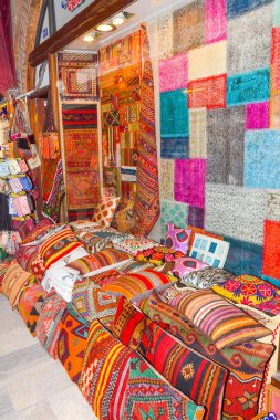 İstanbul, Türkçe, 20.12.2019: Türk dizayn yastıkları yığınla kafe veya restoran, şisha nargile terası