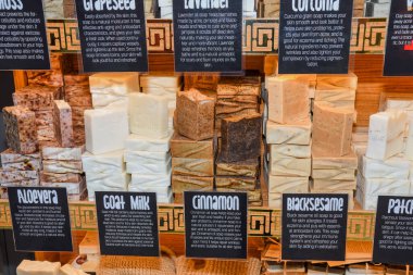 İstanbul pazarında çeşitli organik biyolojik malzemeler ve kokularla dolu doğal sabunlar. Eşek, keçi sütü sabunu, lavanta, vanilya, kakao, ekolojik ve sağlıklı aromalar ve rahatlatıcı aromaterapi