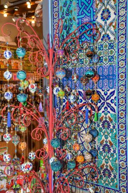 Çerçeveyi Türk Hediyelik Eşyalar dolduruyor. Türk hediyelik eşyaları Beyazit, Büyük Pazar, İstanbul, Türkiye 'de bulunabilir. Dönen dervişler hediyelik eşya gibi görünür.