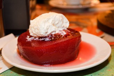 Ayva Tatlisi, Pekmezli Quince, Ceviz ve Krem Peynirli. Geleneksel Türk Tatlısı. Ayva, suda ya da fırında karanfil, tatlı şurup ve kayıkla pişirilerek pişirilir.