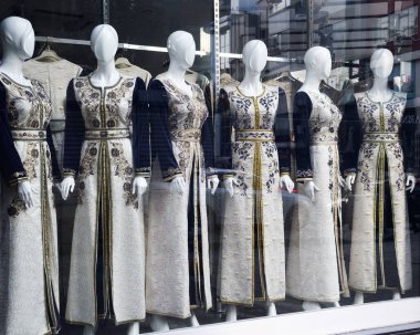 Türkiye 'nin İstanbul kentindeki bir sokak dükkanında uzun kollu, camlı geleneksel Türk elbisesi. Düğünler gibi özel etkinlikler için yapılmış muhafazakar dini kıyafetler. Lüks, altın ve gümüş el yapımı.