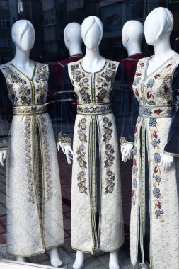 Türkiye 'nin İstanbul kentindeki bir sokak dükkanında uzun kollu, camlı geleneksel Türk elbisesi. Düğünler gibi özel etkinlikler için yapılmış muhafazakar dini kıyafetler. Lüks, altın ve gümüş el yapımı.