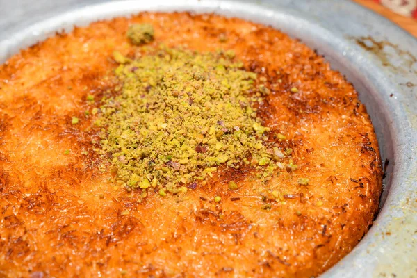 Türkisches Dessert Kunefe Mit Pistazienpulver Kunafa Kadayif Mit Pistazienpulver Und — Stockfoto