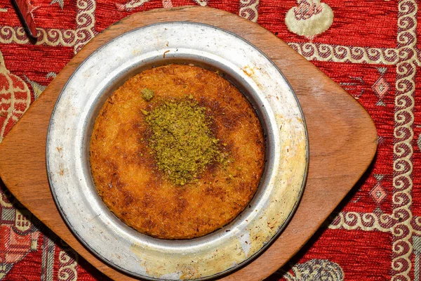Fıstık Tozlu Türk Tatlısı Kunafa Kaday Fıstıklı Pudra Peynirli Şeker — Stok fotoğraf