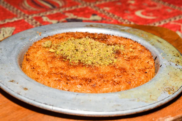 土耳其甜点昆尼弗与开心果粉 Kunafa Kadayif与开心果粉和奶酪热吃甜糖浆 新鲜烤 融化的奶酪和粉状开心果在顶部 味道特别 — 图库照片
