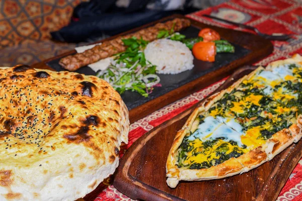 Déjeuner Dîner Turc Autyhentique Traditionnel Kebab Avec Riz Légumes Épinards — Photo
