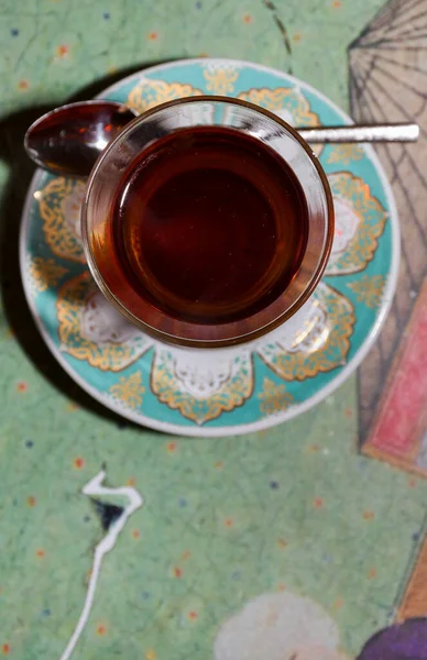 Chá Turco Vidro Tradicional Bandeja Closeup Especialidade Chá Preto Servido — Fotografia de Stock