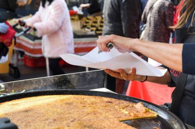 Nice, Fransa, 25 Şubat 2020: Büyük bir tabak Farinata ya da Cecina ya da Torta di ceci mayasız krep ya da Ceneviz kaynaklı nohut krepi ahşap fırında pişirilmiş, soka satılık.