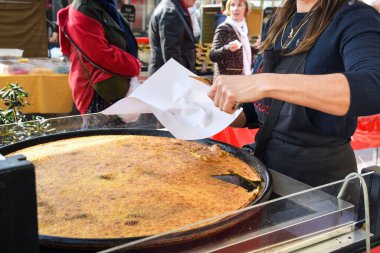 Nice, Fransa, 25 Şubat 2020: Büyük bir tabak Farinata ya da Cecina ya da Torta di ceci mayasız krep ya da Ceneviz kaynaklı nohut krepi ahşap fırında pişirilmiş, soka satılık.