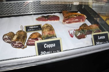 İtalyan dilimlenmiş baharatlı çay. Çiğ jambon. Crudo veya jamon.
