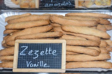 Cannoli, Sicilya adasında üretilen İtalyan hamur işidir ve günümüzde Sicilya mutfağının temel ürünüdür. Cannoli, içi tatlı kremayla dolu, kızarmış hamur hamurundan oluşan tüp şeklinde kabuklardan oluşur.