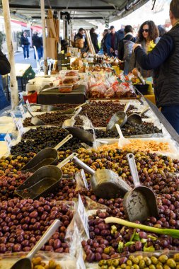 Nice, Fransa, 25 Şubat 2020: Güney Fransa 'da açık hava pazarında büyük miktarda zeytin satışı