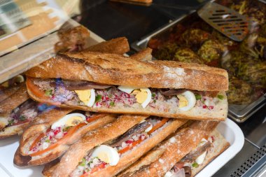 Ton balıklı nicoise sandviçi, ayrıca pan bagnat olarak da bilinir. Tava bagnat, Nice Bölgesi 'nin spesiyalitesidir. Ayrıca Nice, Fransa 'nın özel yemekleri ve sokak yemekleri.