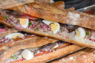 Ton balıklı nicoise sandviçi, ayrıca pan bagnat olarak da bilinir. Tava bagnat, Nice Bölgesi 'nin spesiyalitesidir. Ayrıca Nice, Fransa 'nın özel yemekleri ve sokak yemekleri.