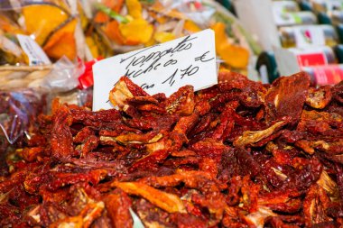 Pomodori secchi (İtalyan kurutulmuş domatesleri) tam kare