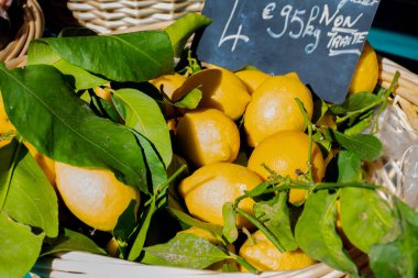 Taze sarı limonlar. Süpermarkette bir sürü taze limon meyve satışı var. Bir sürü taze limon duvar kağıdı.
