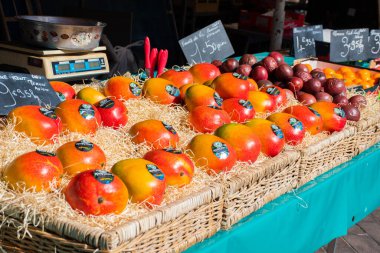 Nice, Fransa, 25 Şubat 2020: Pazarda satılık taze mango