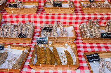 Nice, Fransa, 24 Şubat 2020: Saucissons satılık demek güzel bir açık hava pazarında satılık sosisler demek.