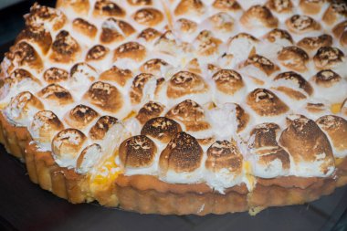 Limonlu turta, dilimlenmiş bir parça.