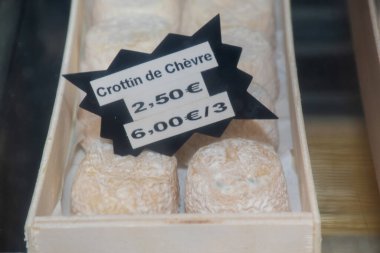 Brie peyniri. Camembert peyniri. Taze Brie peyniri ve tahtadan bir dilim fındık, bal ve yaprakla. İtalyan, Fransız peyniri.