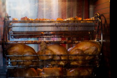 Yağlı, sağlıksız tavuk fırında kavruluyor.