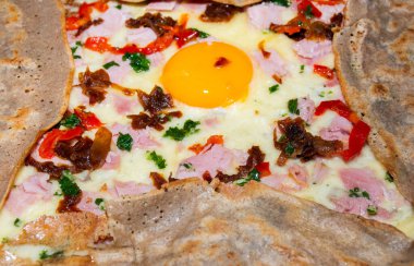 Jambonlu krep galeti, avokado, yumuşak beyaz peynir ve beyaz tabakta haşlanmış yumurta. Dilimlenmiş sarı peynir, pastırma, vişneli domates, yeşil salata ve yanında krep yığını. Üst görünüm