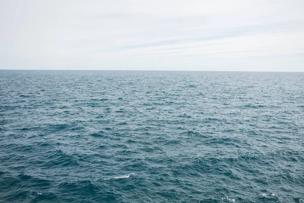 Mar Calmo Oceano Céu Azul Fundo — Fotografia de Stock