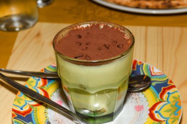 Tiramisu kahve aromalı bir İtalyan tatlısıdır. Kahveye batırılmış, çırpılmış yumurta, şeker ve kakao aromalı mascarpone peyniri karışımından yapılmıştır..
