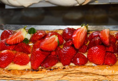 Satılık meyveli tart tepsisi. Taze doğal çilek meyveli lezzetli hamur tatlılarına yakın çekim. Fransız pastanesinde yemek servisi. Filtrelenmiş, yüzeysel alan derinliği