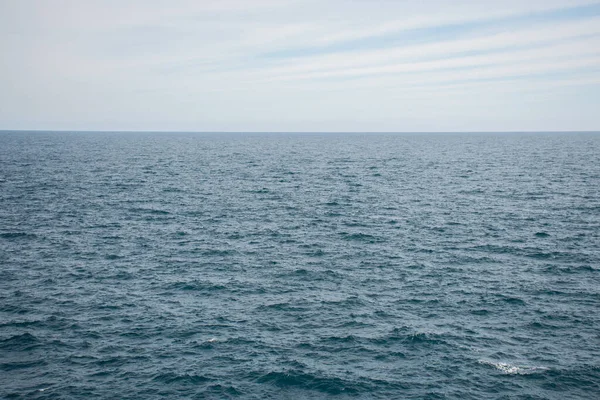 Sakin Deniz Okyanus Mavi Gökyüzü Arkaplanı — Stok fotoğraf
