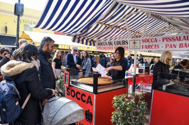 Nice, Fransa, 25 Şubat 2020: Büyük bir tabak Farinata ya da Cecina ya da Torta di ceci mayasız krep ya da Ceneviz kaynaklı nohut krepi ahşap fırında pişirilmiş, soka satılık.