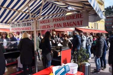 Nice, Fransa, 25 Şubat 2020: Büyük bir tabak Farinata ya da Cecina ya da Torta di ceci mayasız krep ya da Ceneviz kaynaklı nohut krepi ahşap fırında pişirilmiş, soka satılık.