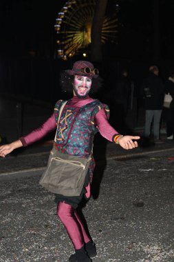 Güzel, Cote dAzur, Fransa - 23 Şubat 2020: Nice Karnavalı, bu seneki Moda Kralı Gecesi. Geçit töreni, geleneksel karnaval maskeleri geçidi.