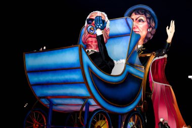 Güzel, Cote dAzur, Fransa - 23 Şubat 2020: Nice Karnavalı, bu seneki Moda Kralı Gecesi. Geçit töreni, geleneksel karnaval maskeleri geçidi.