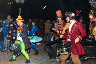 Güzel, Cote dAzur, Fransa - 23 Şubat 2020: Nice Karnavalı, bu seneki Moda Kralı Gecesi. Geçit töreni, geleneksel karnaval maskeleri geçidi.