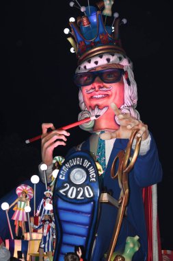 Güzel, Cote dAzur, Fransa - 23 Şubat 2020: Nice Karnavalı, bu seneki Moda Kralı Gecesi. Geçit töreni, geleneksel karnaval maskeleri geçidi.