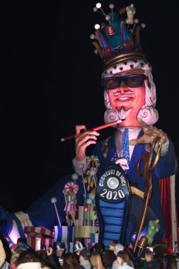 Güzel, Cote dAzur, Fransa - 23 Şubat 2020: Nice Karnavalı, bu seneki Moda Kralı Gecesi. Geçit töreni, geleneksel karnaval maskeleri geçidi.