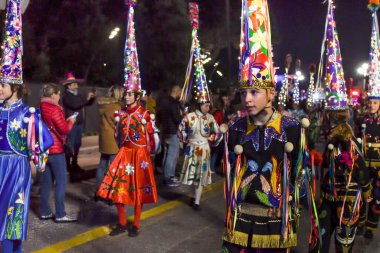 Güzel, Cote dAzur, Fransa - 23 Şubat 2020: Nice Karnavalı, bu seneki Moda Kralı Gecesi. Geçit töreni, geleneksel karnaval maskeleri geçidi.