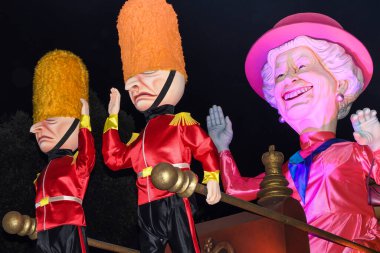 Güzel, Cote dAzur, Fransa - 23 Şubat 2020: Nice Karnavalı, bu seneki Moda Kralı Gecesi. Geçit töreni, geleneksel karnaval maskeleri geçidi.