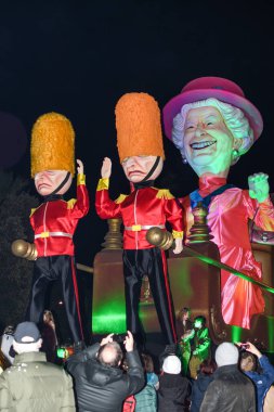 Güzel, Cote dAzur, Fransa - 23 Şubat 2020: Nice Karnavalı, bu seneki Moda Kralı Gecesi. Geçit töreni, geleneksel karnaval maskeleri geçidi.