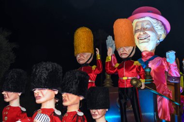 Güzel, Cote dAzur, Fransa - 23 Şubat 2020: Nice Karnavalı, bu seneki Moda Kralı Gecesi. Geçit töreni, geleneksel karnaval maskeleri geçidi.