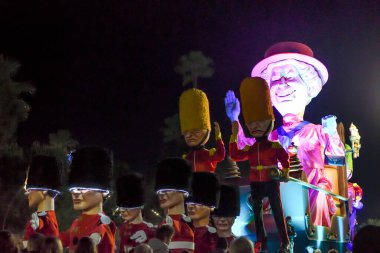 Güzel, Cote dAzur, Fransa - 23 Şubat 2020: Nice Karnavalı, bu seneki Moda Kralı Gecesi. Geçit töreni, geleneksel karnaval maskeleri geçidi.