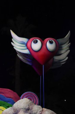 Güzel, Cote dAzur, Fransa - 23 Şubat 2020: Nice Karnavalı, bu seneki Moda Kralı Gecesi. Geçit töreni, geleneksel karnaval maskeleri geçidi.