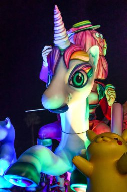 Güzel, Cote dAzur, Fransa - 23 Şubat 2020: Nice Karnavalı, bu seneki Moda Kralı Gecesi. Geçit töreni, geleneksel karnaval maskeleri geçidi.