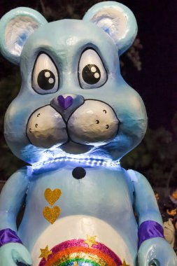 Güzel, Cote dAzur, Fransa - 23 Şubat 2020: Nice Karnavalı, bu seneki Moda Kralı Gecesi. Geçit töreni, geleneksel karnaval maskeleri geçidi.