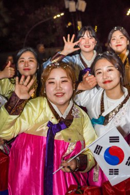 Güzel, Cote dAzur, Fransa - 23 Şubat 2020: Nice Karnavalı, bu seneki Moda Kralı Gecesi. Geçit töreni, geleneksel karnaval maskeleri geçidi.