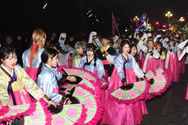 Güzel, Cote dAzur, Fransa - 23 Şubat 2020: Nice Karnavalı, bu seneki Moda Kralı Gecesi. Geçit töreni, geleneksel karnaval maskeleri geçidi.