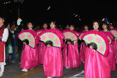 Güzel, Cote dAzur, Fransa - 23 Şubat 2020: Nice Karnavalı, bu seneki Moda Kralı Gecesi. Geçit töreni, geleneksel karnaval maskeleri geçidi.