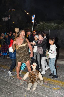 Güzel, Cote dAzur, Fransa - 23 Şubat 2020: Nice Karnavalı, bu seneki Moda Kralı Gecesi. Geçit töreni, geleneksel karnaval maskeleri geçidi.